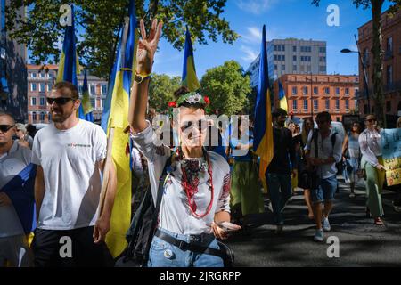 Pour célébrer le 31st anniversaire de l'indépendance de l'Ukraine, une manifestation a eu lieu à Toulouse (France) sur 24 août 2022. Six mois après le début de l'attaque russe sur le pays, la diaspora ukrainienne voulait se montrer aussi déterminée que jamais et invitait les résidents de Toulouse à participer à ce défilé. Ils se rendirent ensuite à la statue de Taras Shevchenko, poète et héros de la nation ukrainienne. Photo de Patrick Batard / ABACAPRESS.com Banque D'Images