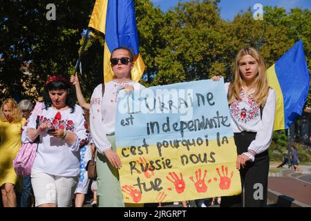 Pour célébrer le 31st anniversaire de l'indépendance de l'Ukraine, une manifestation a eu lieu à Toulouse (France) sur 24 août 2022. Six mois après le début de l'attaque russe sur le pays, la diaspora ukrainienne voulait se montrer aussi déterminée que jamais et invitait les résidents de Toulouse à participer à ce défilé. Ils se rendirent ensuite à la statue de Taras Shevchenko, poète et héros de la nation ukrainienne. Photo de Patrick Batard / ABACAPRESS.com Banque D'Images