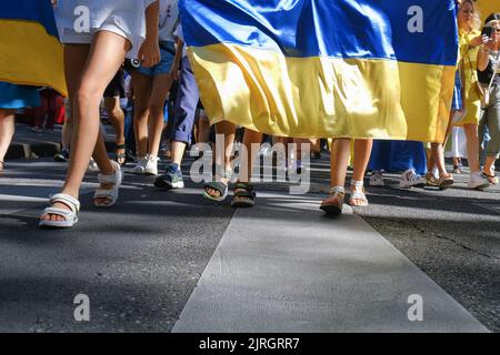 Pour célébrer le 31st anniversaire de l'indépendance de l'Ukraine, une manifestation a eu lieu à Toulouse (France) sur 24 août 2022. Six mois après le début de l'attaque russe sur le pays, la diaspora ukrainienne voulait se montrer aussi déterminée que jamais et invitait les résidents de Toulouse à participer à ce défilé. Ils se rendirent ensuite à la statue de Taras Shevchenko, poète et héros de la nation ukrainienne. Photo de Patrick Batard / ABACAPRESS.com Banque D'Images