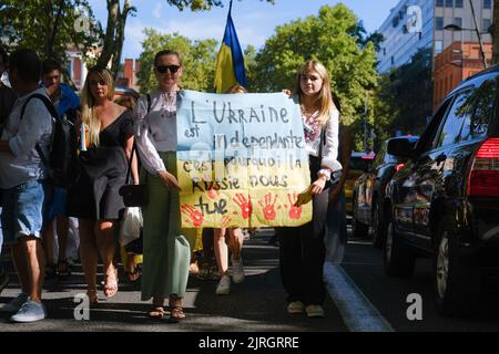 Pour célébrer le 31st anniversaire de l'indépendance de l'Ukraine, une manifestation a eu lieu à Toulouse (France) sur 24 août 2022. Six mois après le début de l'attaque russe sur le pays, la diaspora ukrainienne voulait se montrer aussi déterminée que jamais et invitait les résidents de Toulouse à participer à ce défilé. Ils se rendirent ensuite à la statue de Taras Shevchenko, poète et héros de la nation ukrainienne. Photo de Patrick Batard / ABACAPRESS.com Banque D'Images