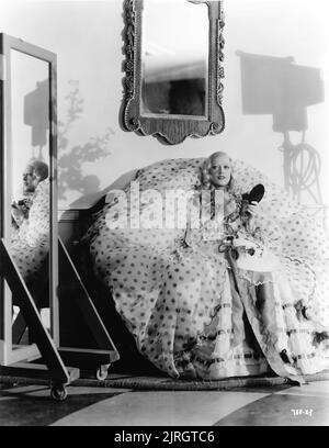 MARION DAVIES portrait franc en robe par GILBERT ADRIAN sur le tournage de L'OPÉRATEUR 13 / OPÉRATEUR TREIZE 1934 réalisateur RICHARD BOLESLAWSKI d'histoires de Robert W. Chambers Cosmopolitan Productions / Metro Goldwyn Mayer Banque D'Images