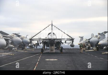 Les intrus de Grumman A-6 se sont attachés sur l'arc d'un porte-avions en cours de mer Banque D'Images