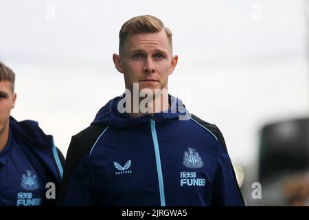 Birkenhead, Royaume-Uni. 24th août 2022. Emil Krafth de Newcastle United arrive au stade. Coupe EFL Carabao ronde 2 match, Transmere Rovers / Newcastle Utd au parc de Prenton à Birkenhead, le Wirral le mercredi 24th août 2022. Cette image ne peut être utilisée qu'à des fins éditoriales. Utilisation éditoriale uniquement, licence requise pour une utilisation commerciale. Aucune utilisation dans les Paris, les jeux ou les publications d'un seul club/ligue/joueur. photo par Chris Stading/Andrew Orchard sports Photography/Alamy Live News crédit: Andrew Orchard sports Photography/Alamy Live News Banque D'Images