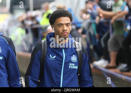 Birkenhead, Royaume-Uni. 24th août 2022. Jamal Lewis de Newcastle United arrive au stade. Coupe EFL Carabao ronde 2 match, Transmere Rovers / Newcastle Utd au parc de Prenton à Birkenhead, le Wirral le mercredi 24th août 2022. Cette image ne peut être utilisée qu'à des fins éditoriales. Utilisation éditoriale uniquement, licence requise pour une utilisation commerciale. Aucune utilisation dans les Paris, les jeux ou les publications d'un seul club/ligue/joueur. photo par Chris Stading/Andrew Orchard sports Photography/Alamy Live News crédit: Andrew Orchard sports Photography/Alamy Live News Banque D'Images