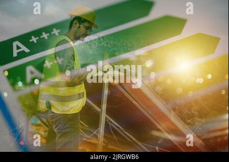 L'homme travaille sur un système d'énergie renouvelable avec panneau solaire pour l'eau chaude Banque D'Images