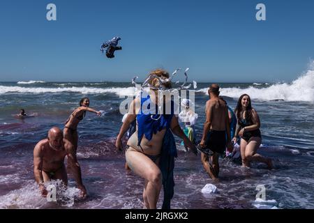 Les gens ont vu prendre un bain avec leurs costumes à la fin de la parade. Les festivités Bartolomeu ont été la procession du Costume de papier le moment le plus attendu des festivités, avec une histoire qui a déjà dépassé 100 ans et que dans la dernière décennie a gagné une notoriété spéciale dans la ville. Le thème du Concours de costumes de papier en 2022 était, 'la langue portugaise' où ont participé près de 400 personnes. La procession s'est terminée près de la plage, où les baigneurs de mer ont eu lieu, également connu sous le nom de «bains saints», les gens se jettent dans la mer, en défaisant les costumes de papier et de thro Banque D'Images