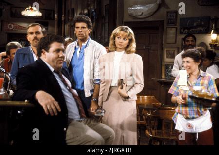 JOHN RATZENBERGER, GEORGE WENDT, Ted Danson, SHELLEY LONG, RHEA PERLMAN, Cheers, 1982 Banque D'Images