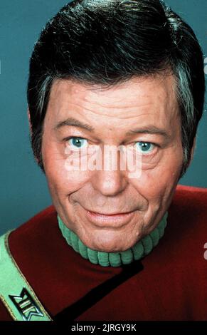 DEFOREST KELLY COMME DR MCCOY, STAR TREK V : The Final Frontier, 1989 Banque D'Images