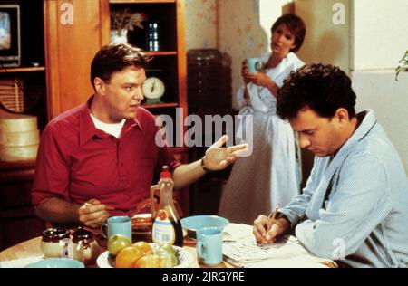 RICK DUCOMMUN, Carrie Fisher, Tom Hanks, LA BANLIEUE, 1989 Banque D'Images