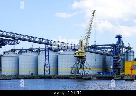 Terminal polyvalent de grain dans le port de Ventspils pour le transfert d'une large gamme et de la quantité de produits agricoles Banque D'Images
