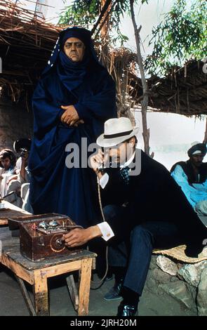 RAYMOND BURR, ROBIN ELLIS, LA MALÉDICTION DE KING TUT'S TOMB, 1980 Banque D'Images