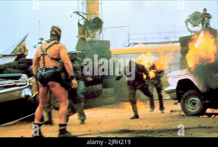 BANDITS RETRAITE DE REFINARY, MAD MAX 2: LE GUERRIER DE LA ROUTE, 1981 Banque D'Images