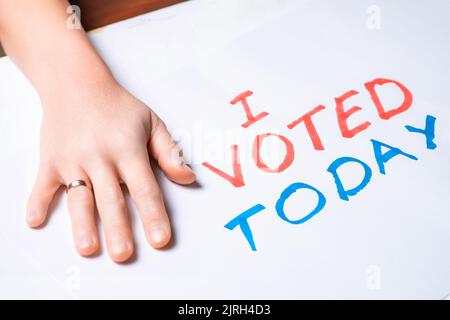 J'ai voté aujourd'hui - inscription et main féminine sur fond blanc. Banque D'Images