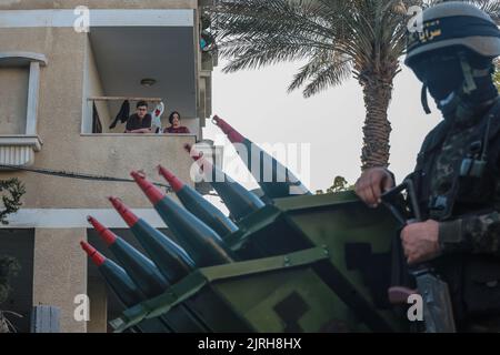 Rafah, Territoires palestiniens. 24th août 2022. Un combattant palestinien du mouvement du Jihad islamique participe à un rassemblement contre Israël à Rafah. Credit: Mohammed Talatene/dpa/Alay Live News Banque D'Images