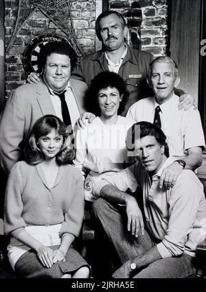 SHELLEY LONG, GEORGE WENDT, RHEA PERLMAN, JOHN RATZENBERGER, TED DANSON, NICHOLAS COLANITO, CHEERS, 1986 Banque D'Images