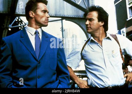 ARNOLD SCHWARZENEGGER, James Belushi, rouge feu, 1988 Banque D'Images