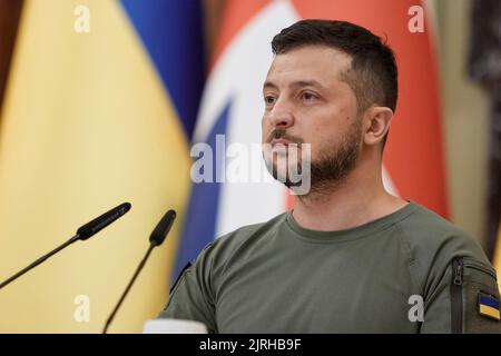 Lviv, Ukraine. 24th août 2022. Le président ukrainien Volodymyr Zelenskyy écoute une question lors d’une conférence de presse conjointe avec le Premier ministre britannique Boris Johnson, au Palais Mariinsky, à 24 août 2022, à Kiev, en Ukraine. Credit: Sarsenov Daniiar/Présidence ukrainienne/Alamy Live News Banque D'Images