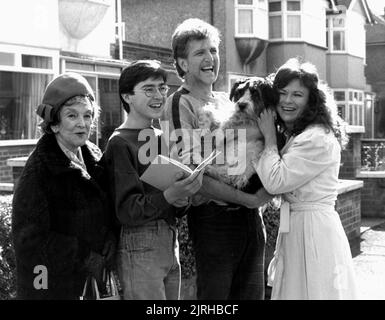 BERYL REID, GIAN SAMMARCO, Stephen MOORE, JULIE WALTERS, THE SECRET DIARY OF ADRIAN MOLE, 1985 Banque D'Images