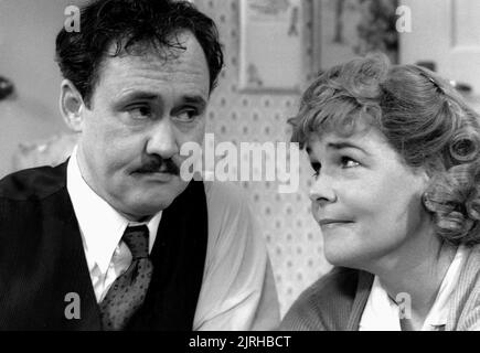 NIGEL PLANER, Linda Robson, briller sur HARVEY MOON, 1982 Banque D'Images