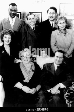 NICKY HENSON, ELIZABETH SPRIGGS, MAGGIE STEED, Linda Robson, NIGEL PLANER, LEE WHITLOCK, COLIN HAWKSLEY, briller sur HARVEY MOON, 1982 Banque D'Images