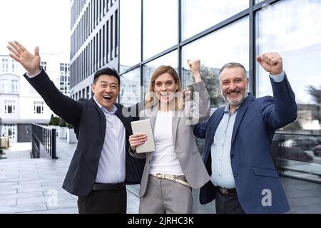 Succès Happy Group Business les gens se réjouissent de regarder la caméra après avoir réussi le projet, et sourire Portrait divers employés de l'équipe célébrant la victoire. Banque D'Images