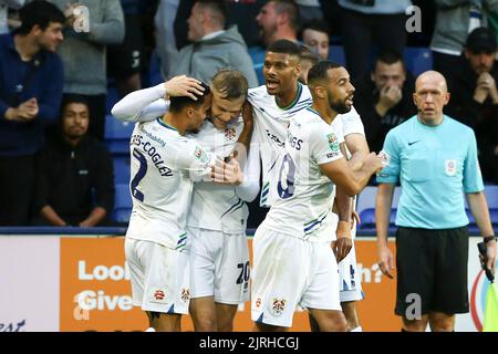 Birkenhead, Royaume-Uni. 24th août 2022. Elliott Nevitt de Tranmere Rovers (2nd de gauche) célèbre avec ses coéquipiers après avoir obtenu le score de ses équipes de 1st. Coupe EFL Carabao ronde 2 match, Transmere Rovers / Newcastle Utd au parc de Prenton à Birkenhead, le Wirral le mercredi 24th août 2022. Cette image ne peut être utilisée qu'à des fins éditoriales. Utilisation éditoriale uniquement, licence requise pour une utilisation commerciale. Aucune utilisation dans les Paris, les jeux ou les publications d'un seul club/ligue/joueur. photo par Chris Stading/Andrew Orchard sports Photography/Alamy Live News crédit: Andrew Orchard sports Photography/Alamy Live News Banque D'Images