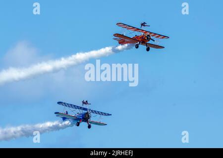 Eastbourne, East Sussex, Royaume-Uni. Présentant les Aerosuperbatics Wingswalkers au salon annuel Eastbourne Airshow vu de la plage à Eastbourne. 18th août 2022. Credit David Smith/Alamy Live News Banque D'Images