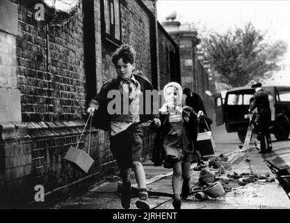 SEBASTIAN RICE-EDWARDS, GERALDINE MUIR, HOPE AND GLORY, 1987 Banque D'Images