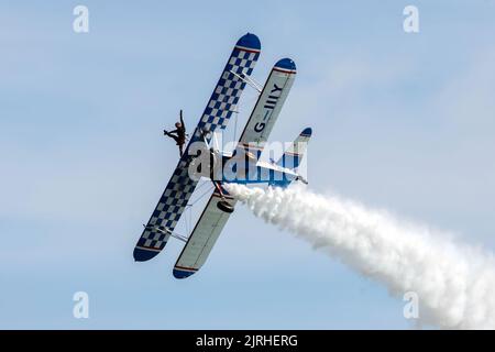 Eastbourne, East Sussex, Royaume-Uni. Présentant les Aerosuperbatics Wingswalkers au salon annuel Eastbourne Airshow vu de la plage à Eastbourne. 18th août 2022. Credit David Smith/Alamy Live News Banque D'Images