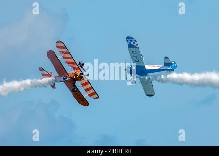 Eastbourne, East Sussex, Royaume-Uni. Présentant les Aerosuperbatics Wingswalkers au salon annuel Eastbourne Airshow vu de la plage à Eastbourne. 18th août 2022. Credit David Smith/Alamy Live News Banque D'Images