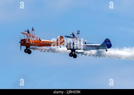 Eastbourne, East Sussex, Royaume-Uni. Présentant les Aerosuperbatics Wingswalkers au salon annuel Eastbourne Airshow vu de la plage à Eastbourne. 18th août 2022. Credit David Smith/Alamy Live News Banque D'Images