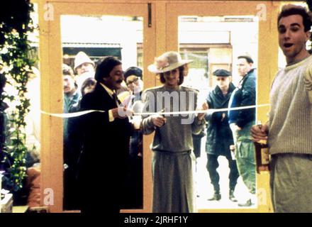 SAEED JAFFREY, SHIRLEY ANNE FIELD, DANIEL DAY-LEWIS, MA BELLE LAVERIE, 1985 Banque D'Images