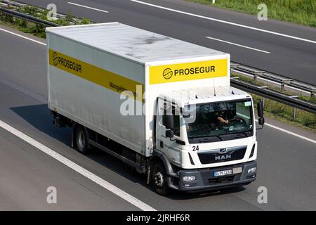 Prosegur MAN TGM transporteur de pièces de monnaie sur l'autoroute Banque D'Images