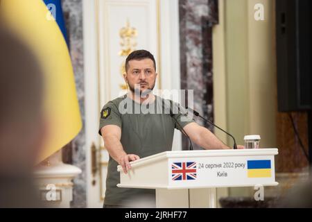 Lviv, Ukraine. 24th août 2022. Le président ukrainien Volodymyr Zelenskyy écoute une question lors d’une conférence de presse conjointe avec le Premier ministre britannique Boris Johnson, au Palais Mariinsky, à 24 août 2022, à Kiev, en Ukraine. Credit: Sarsenov Daniiar/Présidence ukrainienne/Alamy Live News Banque D'Images