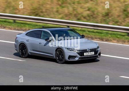 2020 gris VW Volkswagen ARTEON R-LINE Edition TSI S A R-Line DSG 1984cc essence démarrage/arrêt ; sur l'autoroute M6 Royaume-Uni Banque D'Images