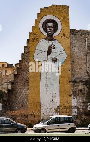 Un cliché vertical de San Benedetto il Moror dans le marché de Ballaro de Palerme, Sicile. Un art de rue saint graffiti. Banque D'Images