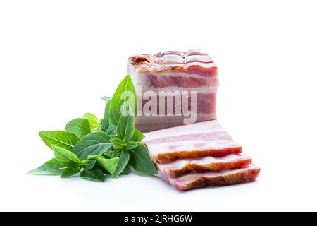 Tranches de bacon fumé et bouilli isolées sur blanc Banque D'Images
