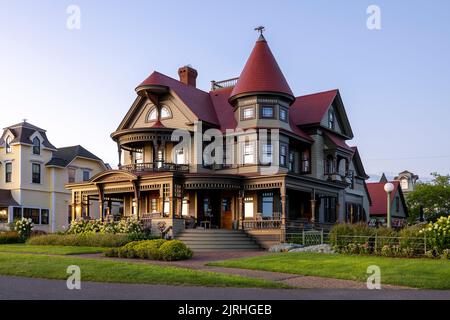 La maison Corbin-Norton, construite à l'origine dans le style Queen Anne en 1891, donne sur Ocean Park à Oak Bluffs, Massachusetts, sur Martha's Vineyard. Banque D'Images