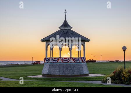 Le soleil se lève derrière le belvédère d'Ocean Park (kiosque à musique), un matin clair à Oak Bluffs, Massachusetts, sur Martha's Vineyard. Banque D'Images