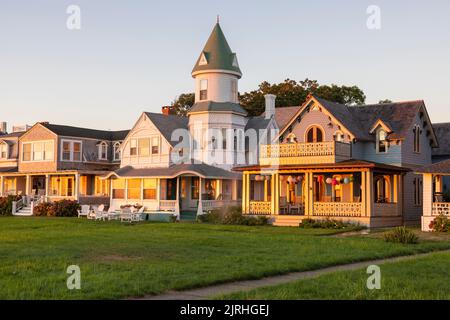 Maisons surplombant Ocean Park, à Oak Bluffs, Massachusetts, sur Martha's Vineyard, éclairées par la lumière du matin. Banque D'Images