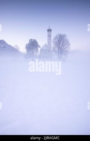 St. Coloman Kirche dans verschneiter Winterlandschaft. Banque D'Images