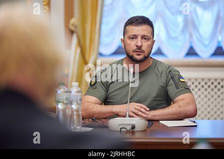 Kiev, Ukraine. 24th août 2022. Le président ukrainien Volodymyr Zelenskyy, à droite, lors de discussions bilatérales avec le Premier ministre britannique Boris Johnson, au Palais Mariinsky, à 24 août 2022, à Kiev, en Ukraine. Credit: Sarsenov Daniiar/Présidence ukrainienne/Alamy Live News Banque D'Images