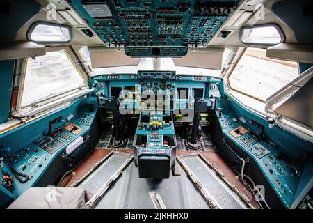 À l'intérieur du cockpit d'un ancien avion Banque D'Images
