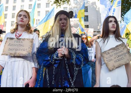 Londres, Angleterre, Royaume-Uni. 24th août 2022. Un manifestant enchaîné se dresse avec des femmes vêtues de panneaux de hodling blancs. Des manifestants se sont rassemblés devant Downing Street pour soutenir l'Ukraine à l'anniversaire de l'indépendance du pays en 31st, alors que la Russie poursuit son attaque. (Image de crédit : © Vuk Valcic/ZUMA Press Wire) Banque D'Images