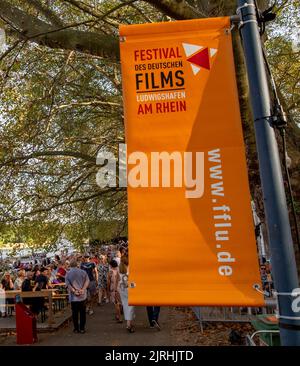 Ludwigshafen, Allemagne. 24th août 2022. Affiches du Festival du cinéma allemand de 18th. Le festival se déroule jusqu'à 11 septembre. Les organisateurs du festival présenteront un total de 40 productions allemandes et 9 productions internationales ainsi que 7 films pour enfants dans deux cinémas de tentes de 900 places chacun et un cinéma en plein air de 1200 places. Credit: Joachim Ackermann/dpa/Alay Live News Banque D'Images