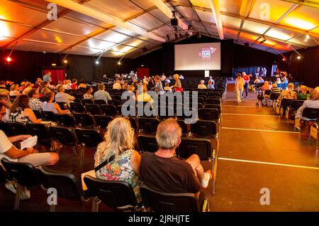 Ludwigshafen, Allemagne. 24th août 2022. La tente cinéma B du Festival de Cinéma allemand de 18th. Le festival se déroule jusqu'à 11 septembre. Les organisateurs du festival présenteront un total de 40 productions allemandes et 9 productions internationales ainsi que 7 films pour enfants dans deux cinémas de tentes de 900 places chacun et un cinéma en plein air de 1200 places. Credit: Joachim Ackermann/dpa/Alay Live News Banque D'Images