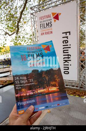 Ludwigshafen, Allemagne. 24th août 2022. La brochure du programme du Festival du cinéma allemand de 18th. Le festival se déroule jusqu'à 11 septembre. Les organisateurs du festival présentent un total de 40 productions allemandes et 9 productions internationales ainsi que 7 films pour enfants dans deux cinémas de tentes de 900 places chacun et un cinéma en plein air de 1200 places. Credit: Joachim Ackermann/dpa/Alay Live News Banque D'Images