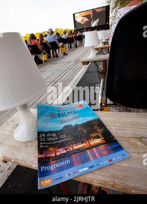 Ludwigshafen, Allemagne. 24th août 2022. La brochure du programme du Festival du cinéma allemand de 18th. Le festival se déroule jusqu'à 11 septembre. Les organisateurs du festival présentent un total de 40 productions allemandes et 9 productions internationales ainsi que 7 films pour enfants dans deux cinémas de tentes de 900 places chacun et un cinéma en plein air de 1200 places. Credit: Joachim Ackermann/dpa/Alay Live News Banque D'Images