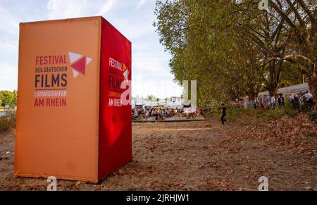 Ludwigshafen, Allemagne. 24th août 2022. Affiches du Festival du cinéma allemand de 18th. Le festival se déroule jusqu'à 11 septembre. Les organisateurs du festival présenteront un total de 40 productions allemandes et 9 productions internationales ainsi que 7 films pour enfants dans deux cinémas de tentes de 900 places chacun et un cinéma en plein air de 1200 places. Credit: Joachim Ackermann/dpa/Alay Live News Banque D'Images