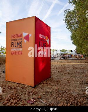 Ludwigshafen, Allemagne. 24th août 2022. Affiches du Festival du cinéma allemand de 18th. Le festival se déroule jusqu'à 11 septembre. Les organisateurs du festival présenteront un total de 40 productions allemandes et 9 productions internationales ainsi que 7 films pour enfants dans deux cinémas de tentes de 900 places chacun et un cinéma en plein air de 1200 places. Credit: Joachim Ackermann/dpa/Alay Live News Banque D'Images